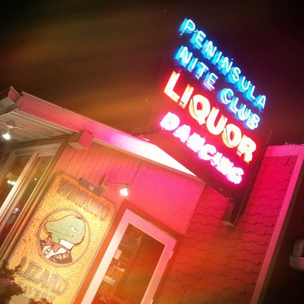 Winking Lizard Tavern - 1615 Main St