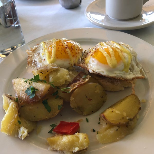 4/28/2019 tarihinde Gregory W.ziyaretçi tarafından Le Petit Triangle Cafe'de çekilen fotoğraf