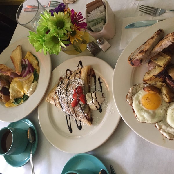 3/5/2016 tarihinde Gregory W.ziyaretçi tarafından Le Petit Triangle Cafe'de çekilen fotoğraf