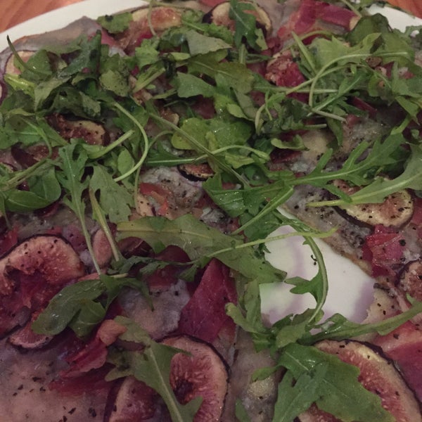 Deliciosa pizza de higo y serrano acompañada de un delicioso vino tempranillo