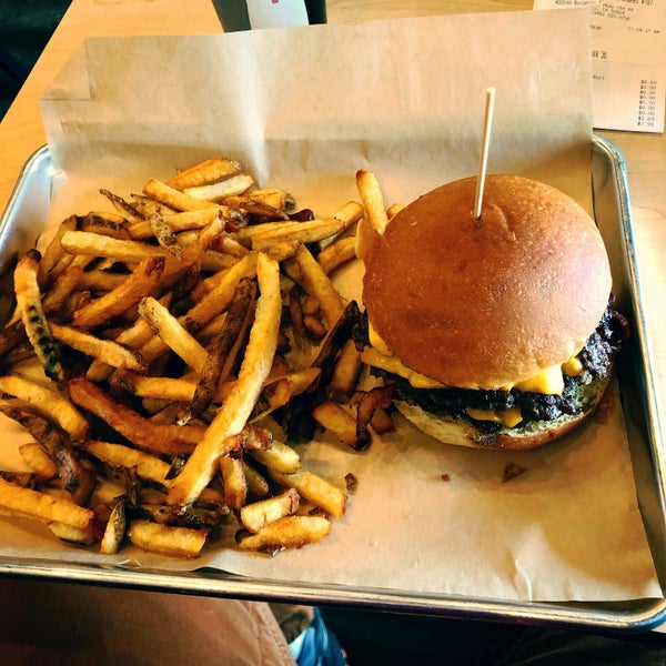 Foto tirada no(a) MOOYAH Burgers, Fries &amp; Shakes por Ryan P. em 3/21/2020