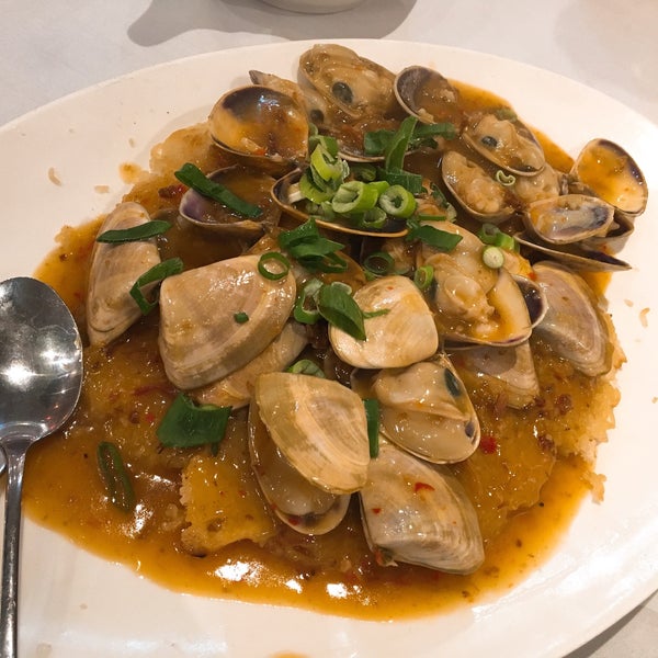 รูปภาพถ่ายที่ Golden Century Seafood Restaurant โดย Laura S. เมื่อ 9/21/2018