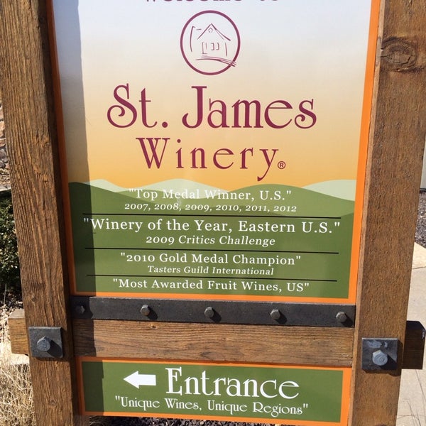 Foto tirada no(a) St. James Winery por Brandi S. em 3/22/2014