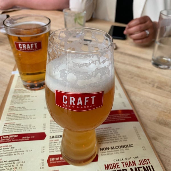 รูปภาพถ่ายที่ Craft Beer Market โดย John W. เมื่อ 6/1/2019
