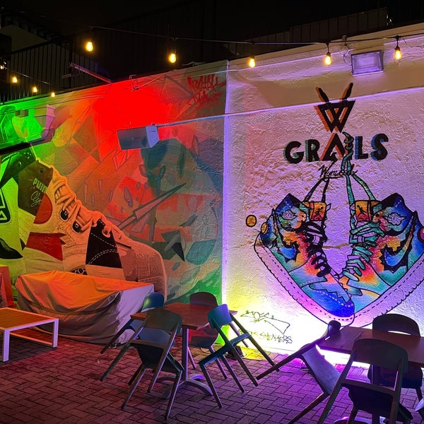 Снимок сделан в Grails Miami - Restaurant &amp; Sports Bar пользователем Teresa L. 12/16/2021