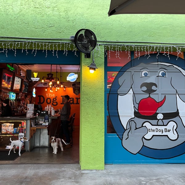 Foto diambil di Dog Bar Saint Pete oleh Teresa L. pada 1/11/2022