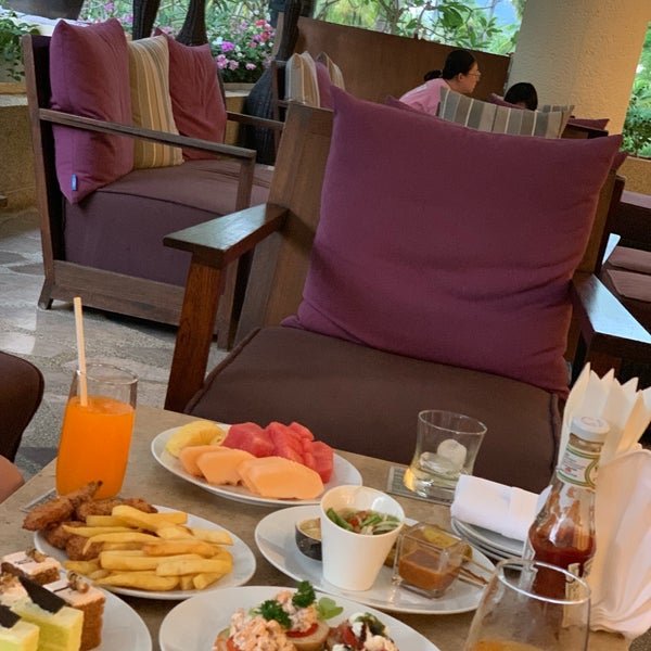 Photo prise au Andaman Lounge @ Hilton Phuket Lobby par YoungHun K. le9/10/2019