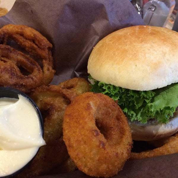 Das Foto wurde bei Burgers n&#39; Fries Forever von Chris T. am 10/31/2015 aufgenommen