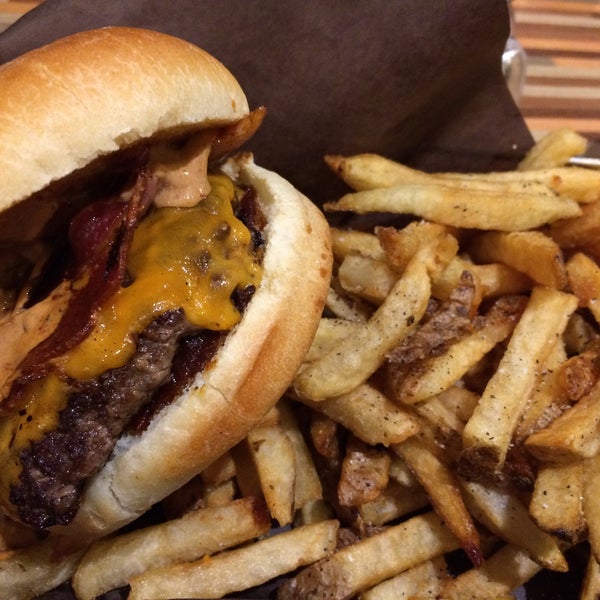 Das Foto wurde bei Burgers n&#39; Fries Forever von Chris T. am 10/31/2015 aufgenommen
