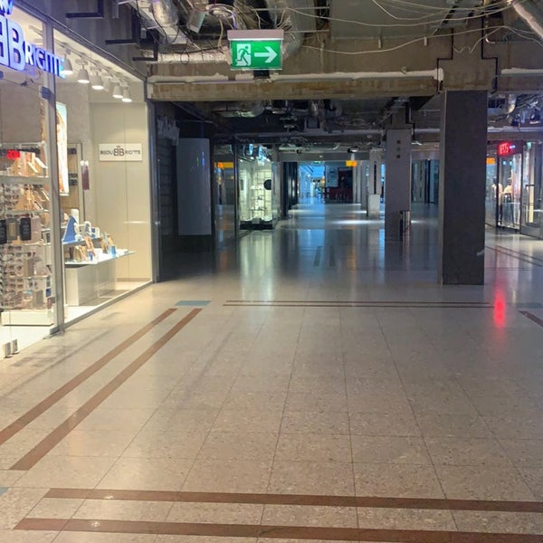 รูปภาพถ่ายที่ Olympia-Einkaufszentrum (OEZ) โดย Mehtap Ö. เมื่อ 3/20/2020