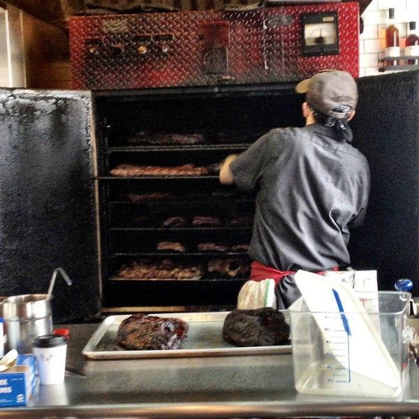 4/19/2013 tarihinde Becca S.ziyaretçi tarafından Fletcher&#39;s Brooklyn Barbecue'de çekilen fotoğraf
