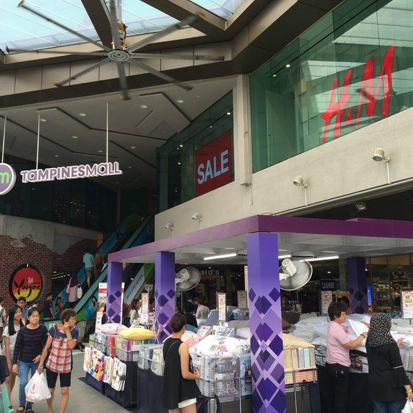 Foto tirada no(a) Tampines Mall por Jan S. em 7/11/2017