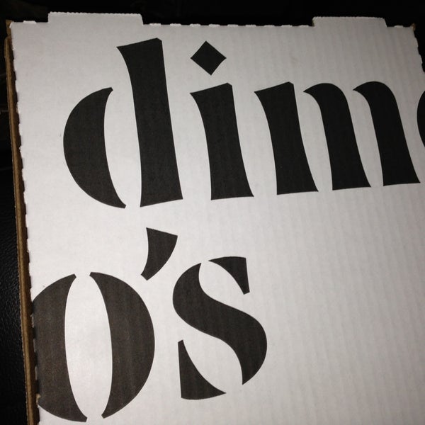 รูปภาพถ่ายที่ Dimo&#39;s Pizza โดย kate F. เมื่อ 4/21/2013