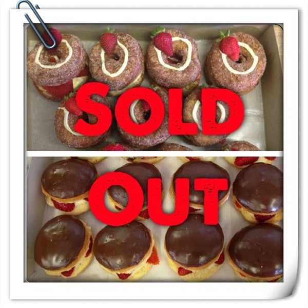รูปภาพถ่ายที่ DK&#39;s Donuts โดย A V. เมื่อ 9/4/2013