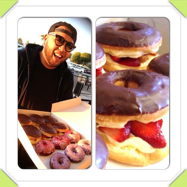 รูปภาพถ่ายที่ DK&#39;s Donuts โดย A V. เมื่อ 7/18/2013