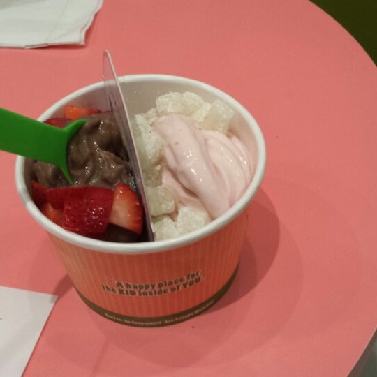 8/31/2013 tarihinde Hye Min K.ziyaretçi tarafından Yooglers Frozen Yogurt'de çekilen fotoğraf