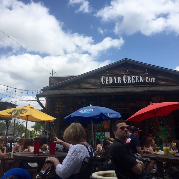 Foto tirada no(a) Cedar Creek Café, Bar &amp; Grill por Erika L. em 3/13/2016