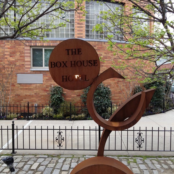 Foto tirada no(a) The Box House Hotel por V B. em 4/13/2013