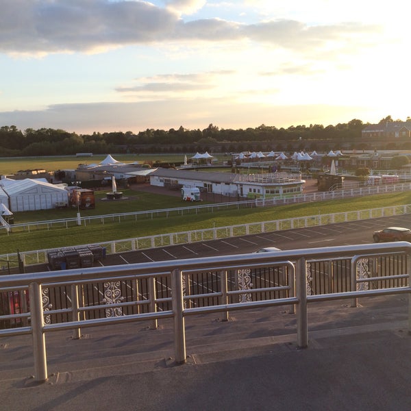 Das Foto wurde bei Chester Racecourse von V B. am 6/9/2015 aufgenommen
