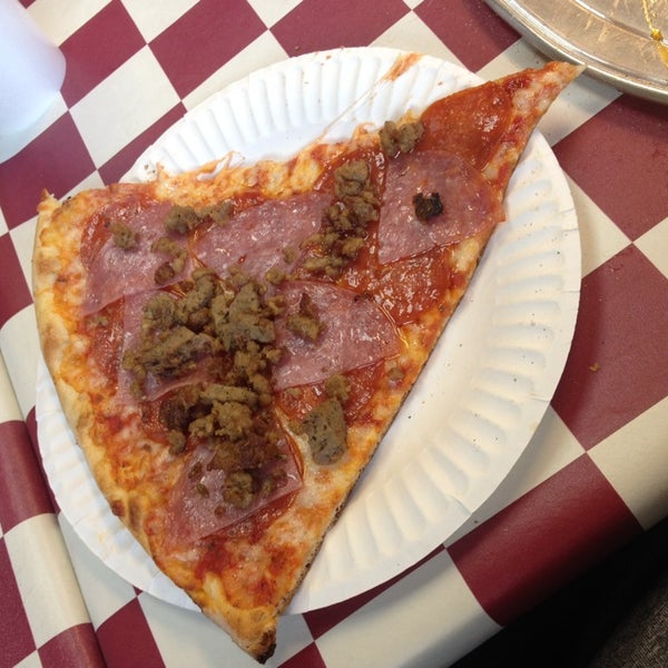 Foto diambil di Bambino&#39;s East Coast Pizzeria oleh Jessie S. pada 12/17/2013