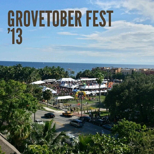 Foto tirada no(a) Grovetoberfest por Mike J. em 10/19/2013