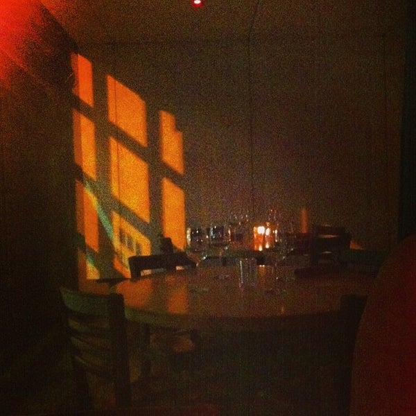 Foto tomada en Cheuvront Restaurant &amp; Wine Bar  por Coni el 3/24/2013