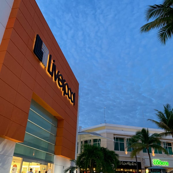 Foto diambil di La Isla Acapulco Shopping Village oleh Pako M. pada 7/1/2019