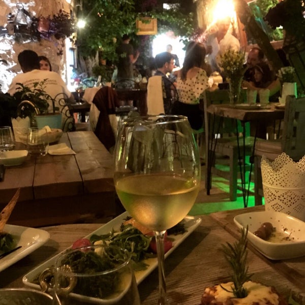 Foto diambil di 2Kapı Restaurant &amp; Lounge oleh Buse Ç. pada 7/17/2019