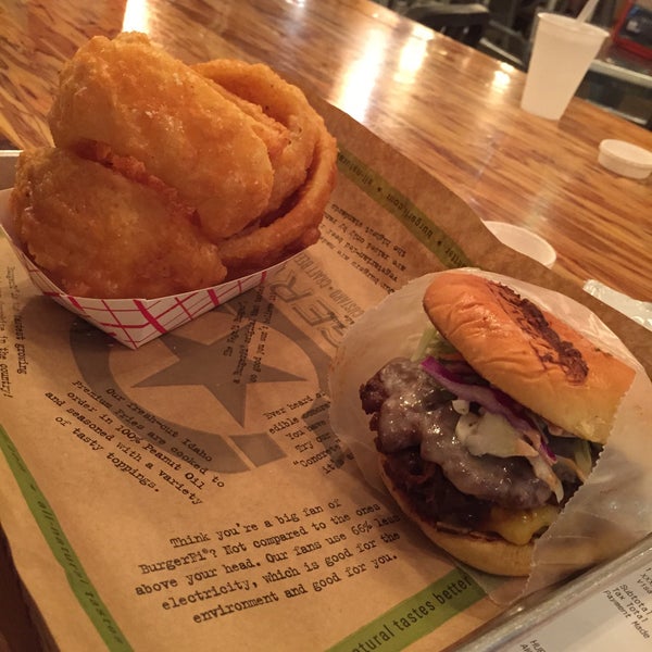 รูปภาพถ่ายที่ BurgerFi โดย Jermaine A. เมื่อ 8/26/2015
