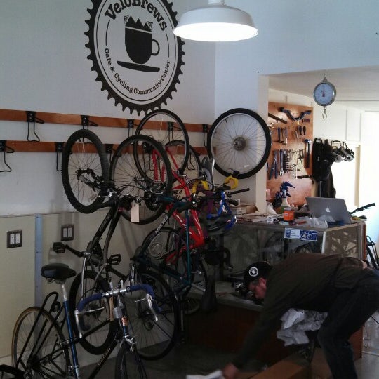 Das Foto wurde bei VeloBrews Cafe &amp; Cycling Community Center von Dean Kervin B. am 5/23/2014 aufgenommen