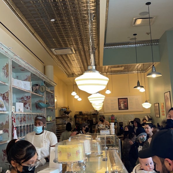 Photo taken at Magnolia Bakery by Mishari Manso  ✈️ on 2/26/2022