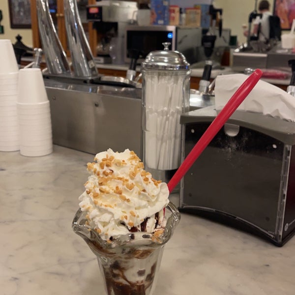 Photo taken at Beth Marie&#39;s Old Fashioned Ice Cream &amp; Soda Fountain by Mishari Manso  ✈️ on 3/29/2022