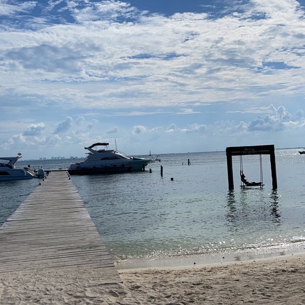 รูปภาพถ่ายที่ Zama Beach Club โดย Mishari Manso  ✈️ เมื่อ 8/19/2022