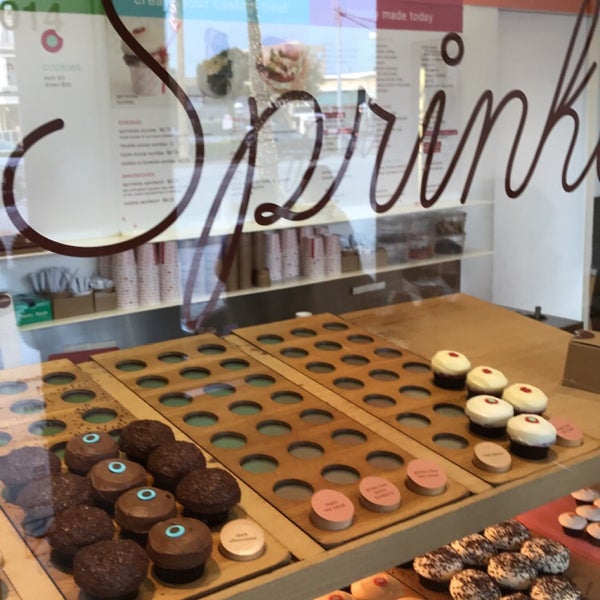 Photo taken at Sprinkles Cupcakes by Mishari Manso  ✈️ on 7/31/2018