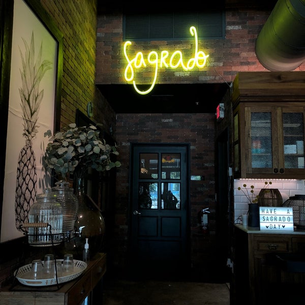รูปภาพถ่ายที่ Sagrado Pastry Shop &amp; Coffee Bar โดย Raghad เมื่อ 12/4/2019