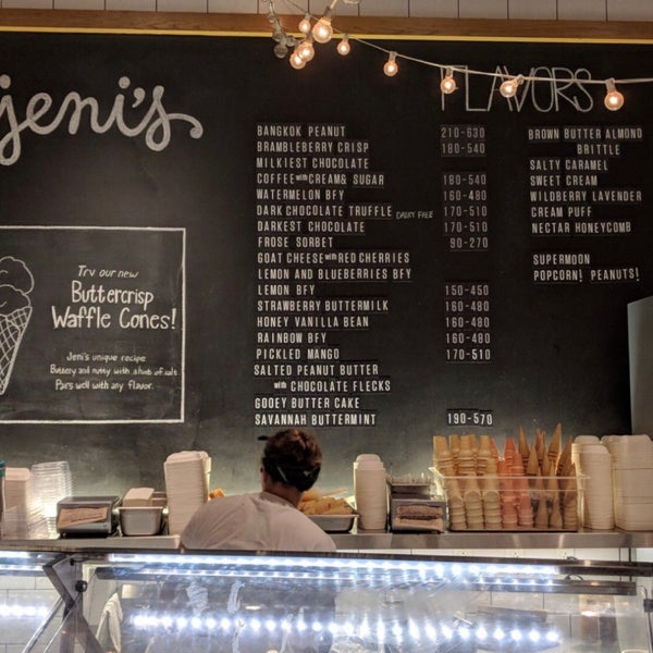 รูปภาพถ่ายที่ Jeni&#39;s Splendid Ice Creams โดย ♉️ เมื่อ 7/8/2019