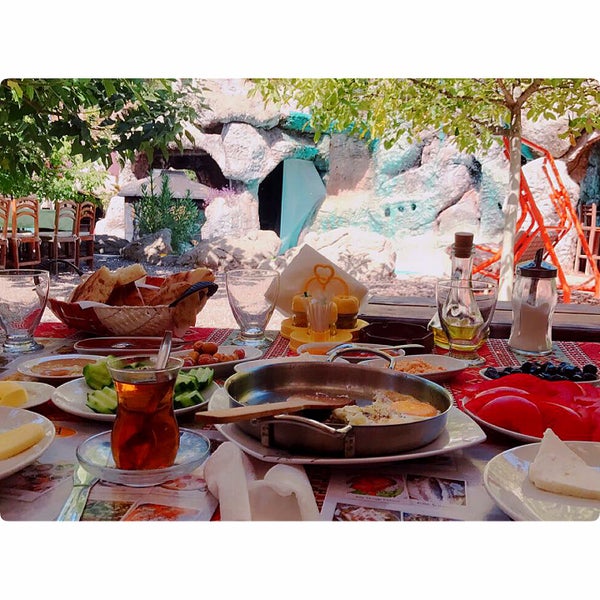 รูปภาพถ่ายที่ Alkaya Cafe Tandır-Tuzda Balık&amp;Tavuk โดย Merve เมื่อ 9/20/2017
