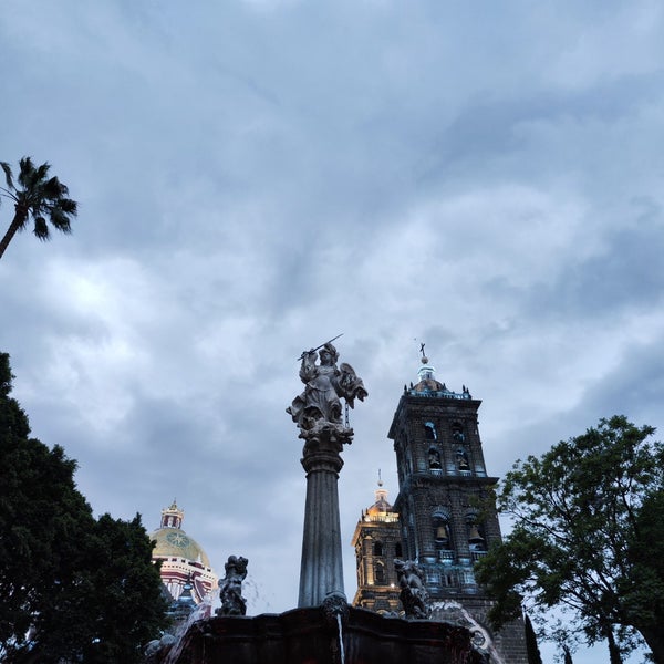 รูปภาพถ่ายที่ Zócalo โดย Luis M. เมื่อ 6/26/2023