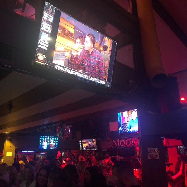 Foto scattata a Village Pub da Logan S. il 5/19/2018