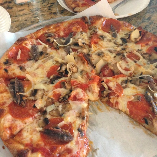 Снимок сделан в Massimo&#39;s Pizza пользователем Mercedes S. 2/28/2013