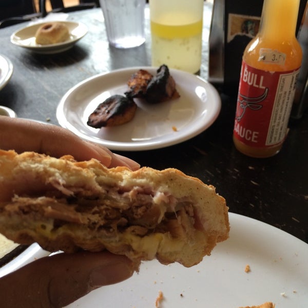 Das Foto wurde bei Old Havana Sandwich Shop von Anup P. am 7/10/2014 aufgenommen