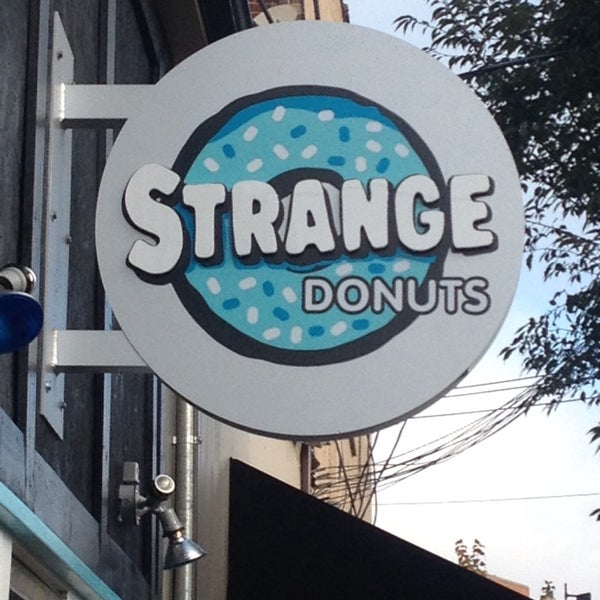 10/19/2013 tarihinde Lisa K.ziyaretçi tarafından Strange Donuts'de çekilen fotoğraf