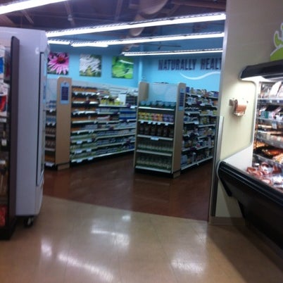 Photo taken at Lakewinds Natural Foods by Bjørn on 9/5/2012