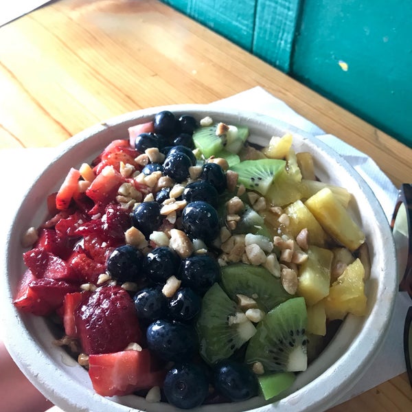 Come here for the Honolua açaí bowl. Fresh fruits and a great balance with the macadamia nuts.