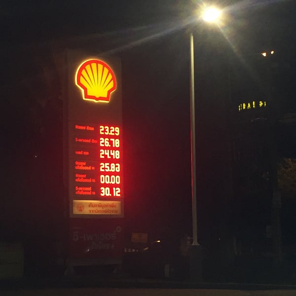 Photo taken at Shell by mook m. on 9/8/2015