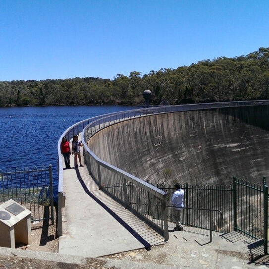 Волноотбойные стены водохранилища. Whispering wall australian. Стена в австралии. Whispering wall. 140 метров.