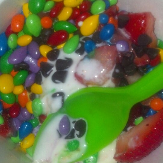 รูปภาพถ่ายที่ My Yo My Frozen Yogurt Shop โดย Betsy S. เมื่อ 8/18/2013