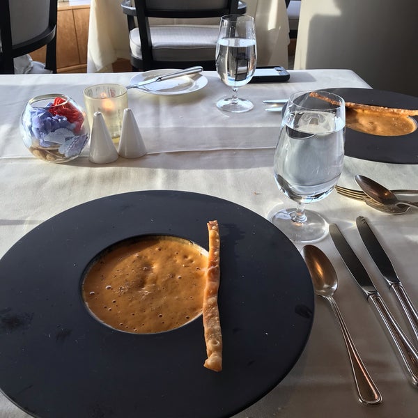 6/10/2019 tarihinde Debbie C.ziyaretçi tarafından Five Sails Restaurant'de çekilen fotoğraf