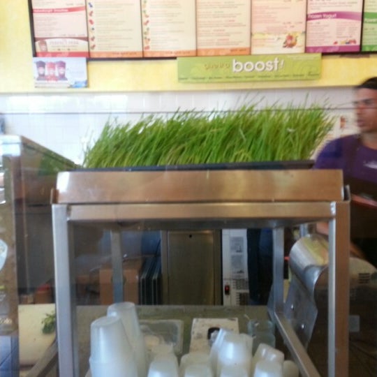 Foto tirada no(a) Robeks Fresh Juices &amp; Smoothies por Harrison P. em 9/19/2012