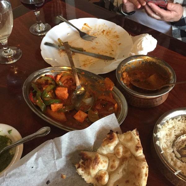 Foto scattata a Sansar Indian Cuisine da Karen T. il 4/17/2017